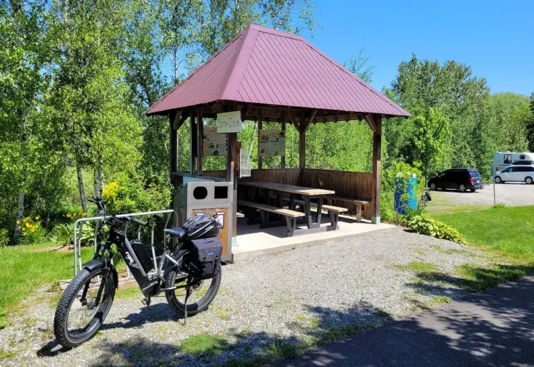 Abri couvert dans un parc avec des vélos.