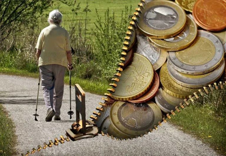 Montage d’une personne avec une marchette et de pièces de monnaie.