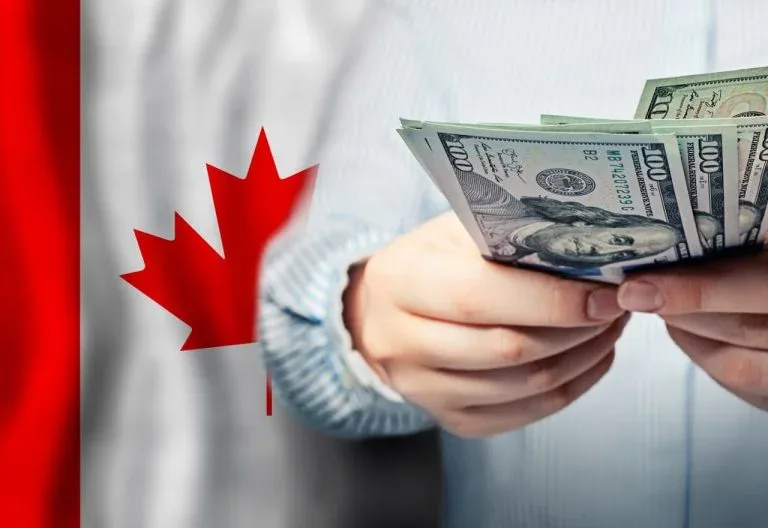 Drapeau canadien et billets de banque.